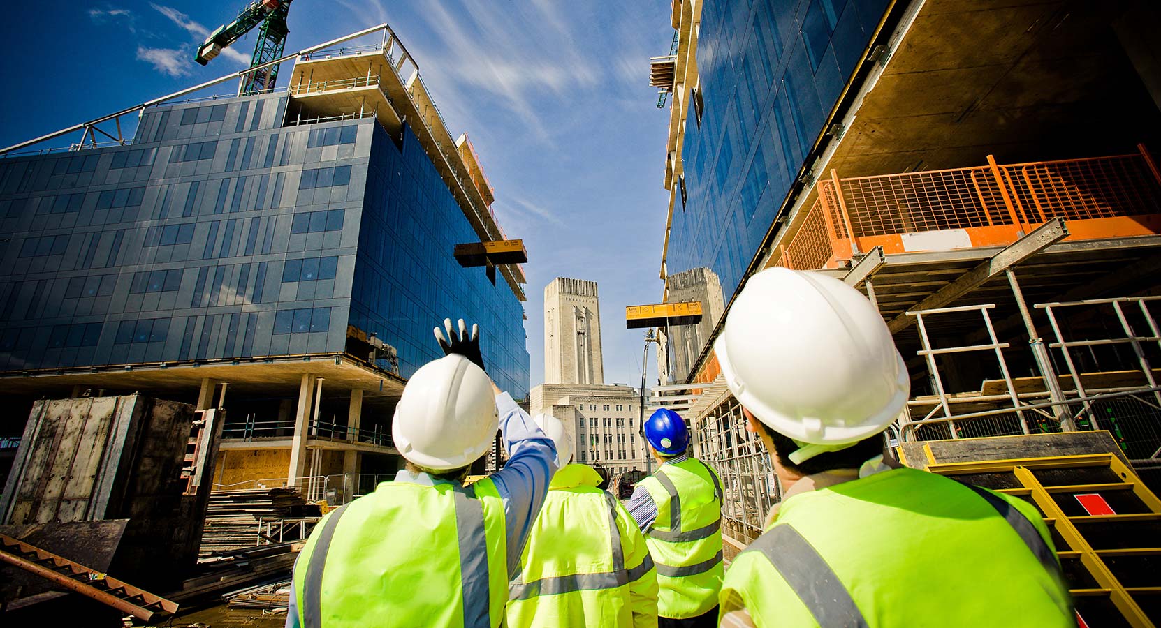 Hochqualifiziertes Fachpersonal beim Bau von Glasfassaden